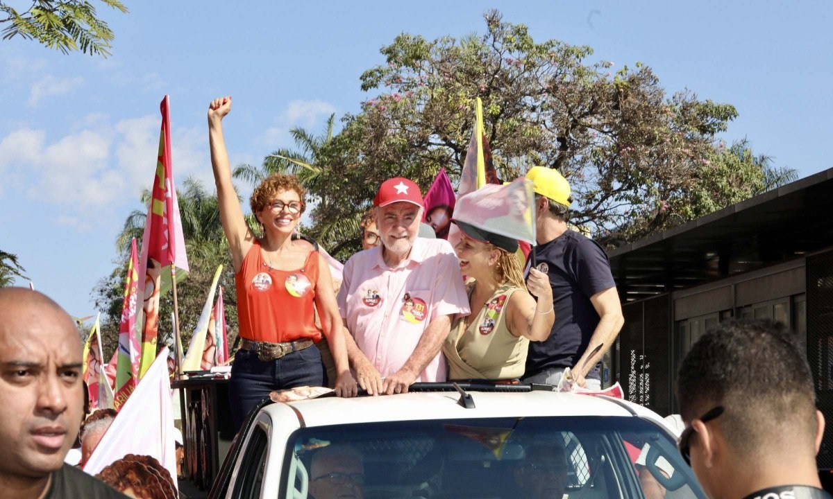 Candidato ao governo mineiro Patrus Ananias (PT) participa de agenda de campanha ao lado das candidatas ao Senado Marília Campos (PT) e Áurea Carolina (PSOL) - (crédito: Divulgação/Campanha Patrus Ananias)