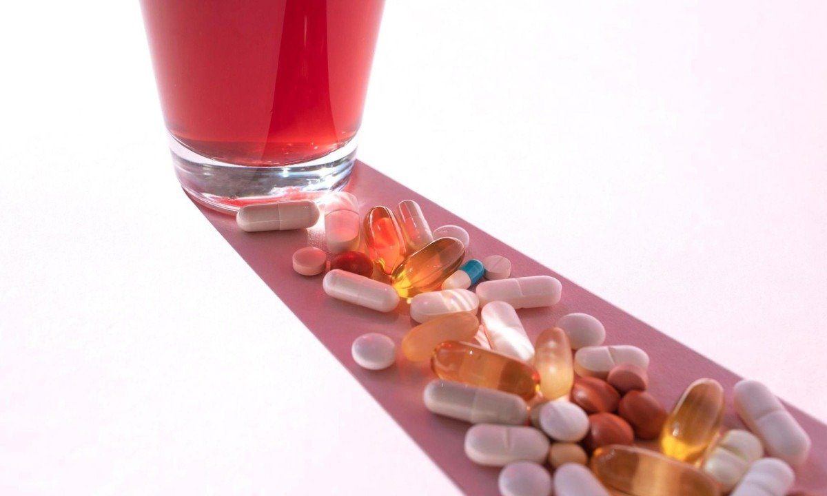 Ao longo do século 20, o álcool era a substância preferida dos jovens que buscavam relaxar. Agora, pessoas na faixa dos vinte anos estão recorrendo a medicamentos - (crédito: Getty Images)
