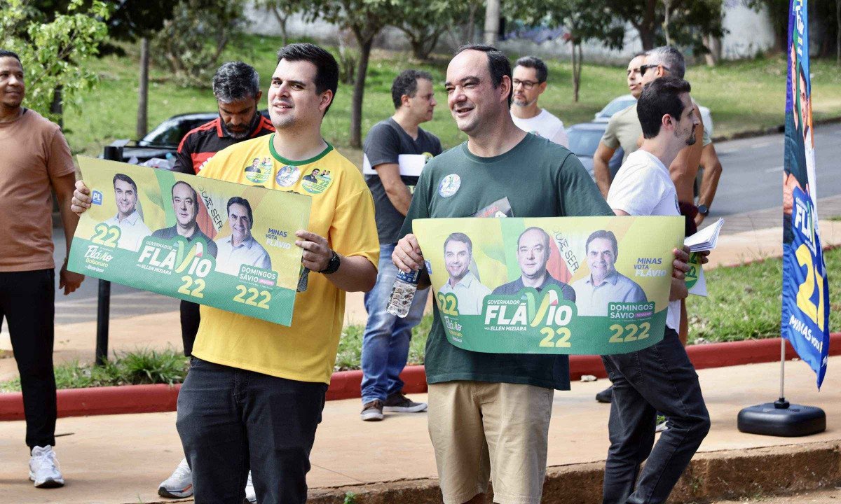Flávio Roscoe (PL) acompanhado do deputado estadual Bruno Engler (PL) em adesivaço em BH - (crédito: Thiago Smith/Equipe Bruno Engler)