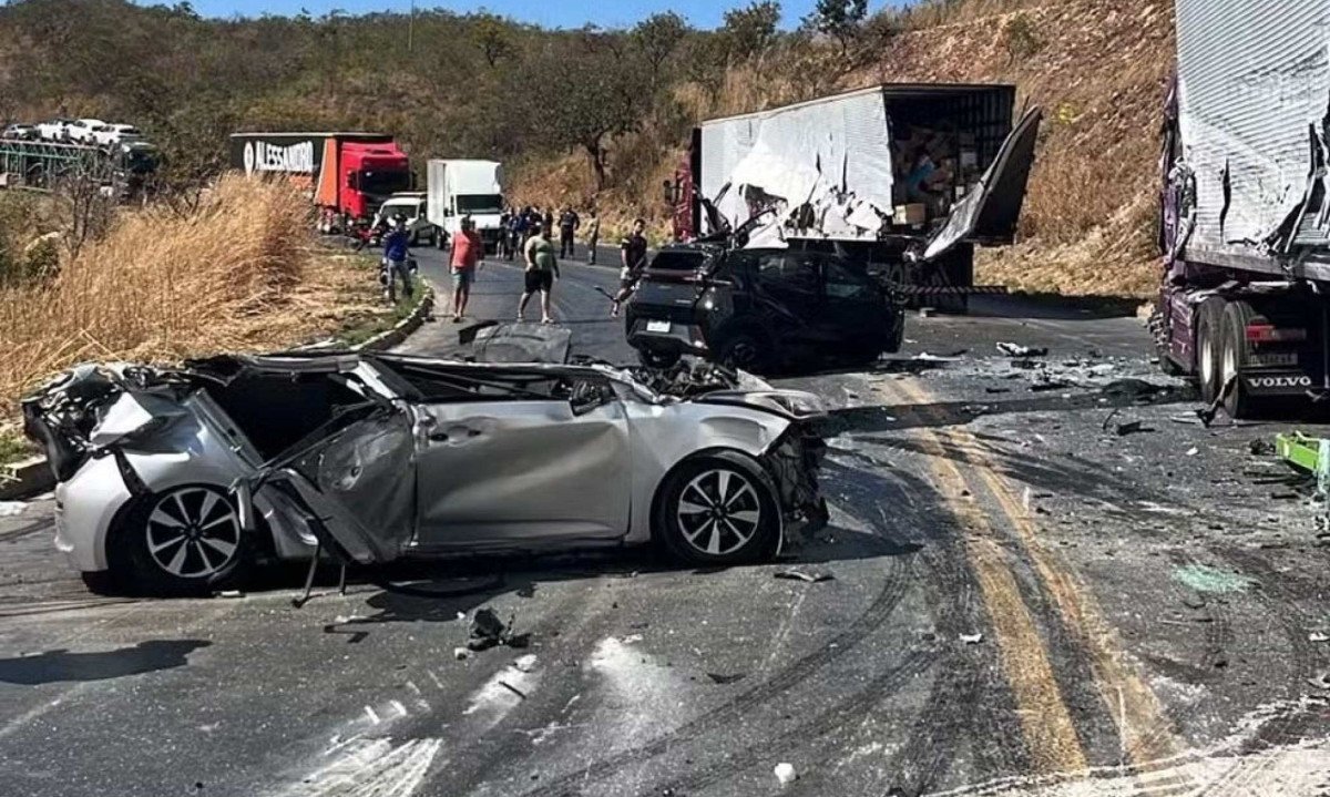 De acordo com a corporação, uma das vítimas morreu presa às ferragens. Ela era motorista de uma cegonheira carregada com veículos - (crédito: Corpo de Bombeiros)