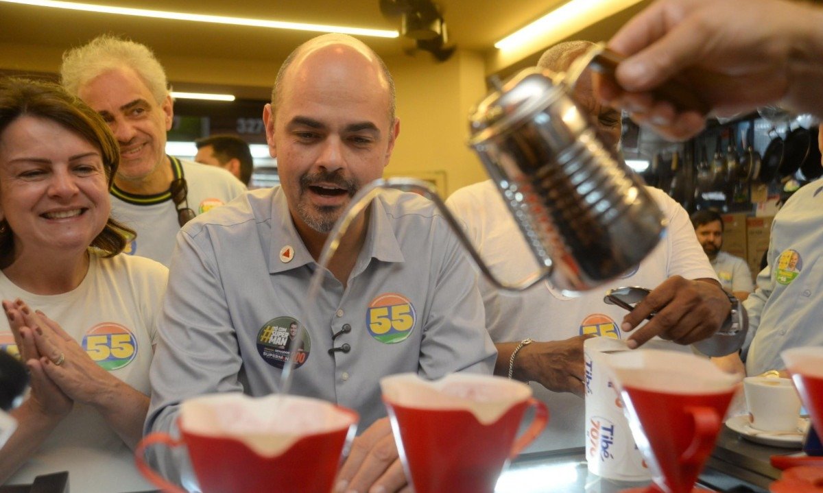 Simões cumpriu agenda de campanha no Mercado Central neste sábado - (crédito: Túlio Santos/EM/D.A. Press)