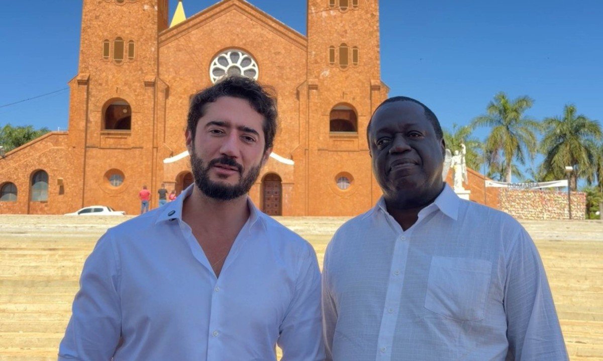 Candidato a governador de MG Gabriel Azevedo (MDB) e candidato ao Senado Arcanjo Pimenta (MDB) no Santuário Basílica de Nossa Senhora de Abadia, em Romaria - (crédito: Divulgação/Campanha Gabriel Azevedo)