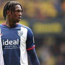 Jogador que passou por Chelsea e West Bromwich morre durante amistoso em Portugal