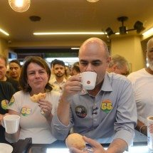 Pão de queijo e bebê no colo: Simões encarna candidato no Mercado Central - Túlio Santos/EM/D.A. Press