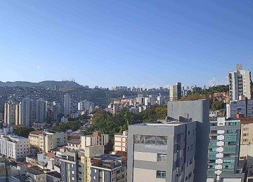 Dia amanhece aberto, com previs&atilde;o de calor e secura em BH. Na foto, vista do Centro-Sul de BH e Serra do Curral a partir do Bairro Luxemburgo -  (crédito: Clima ao Vivo)