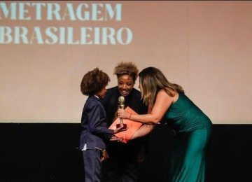 Diretora Grace Passô recebeu o prêmio pelo longa Nosso Segredo -  (crédito: Edison Vara / Ag.Pressphoto)