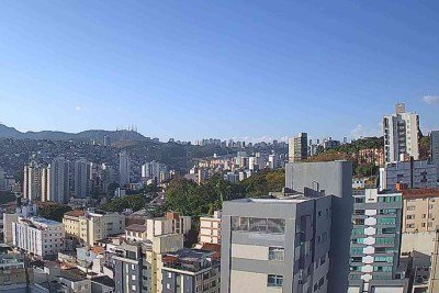 Dia amanhece aberto, com previs&atilde;o de calor e secura em BH. Na foto, vista do Centro-Sul de BH e Serra do Curral a partir do Bairro Luxemburgo -  (crédito: Clima ao Vivo)