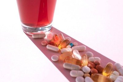 Ao longo do século 20, o álcool era a substância preferida dos jovens que buscavam relaxar. Agora, pessoas na faixa dos vinte anos estão recorrendo a medicamentos -  (crédito: Getty Images)