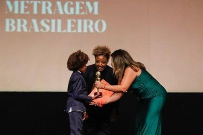 Diretora Grace Passô recebeu o prêmio pelo longa Nosso Segredo -  (crédito: Edison Vara / Ag.Pressphoto)