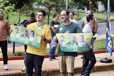 Flávio Roscoe (PL) acompanhado do deputado estadual Bruno Engler (PL) em adesivaço em BH -  (crédito:  Thiago Smith/Equipe Bruno Engler)