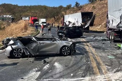 De acordo com a corporação, uma das vítimas morreu presa às ferragens. Ela era motorista de uma cegonheira carregada com veículos -  (crédito: Corpo de Bombeiros)