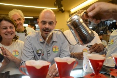Simões cumpriu agenda de campanha no Mercado Central neste sábado -  (crédito: Túlio Santos/EM/D.A. Press)