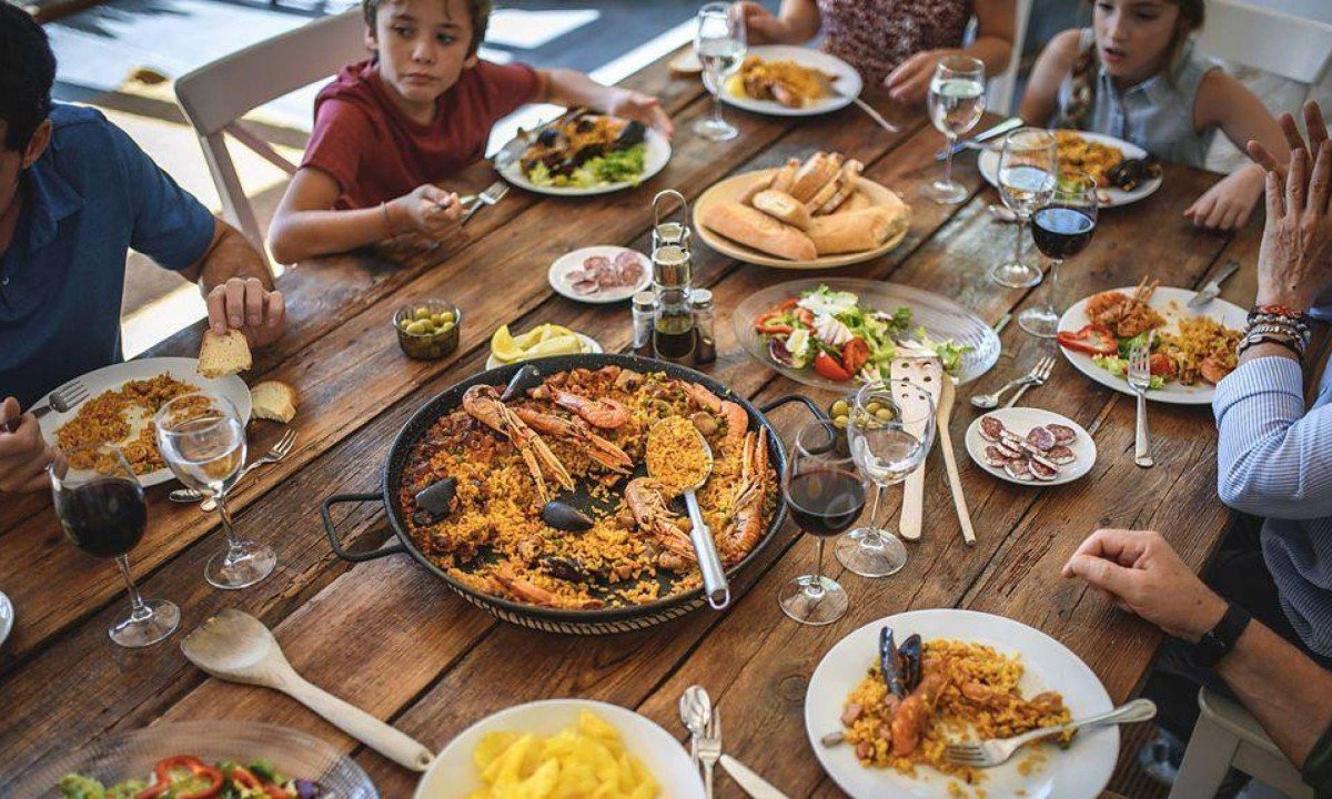 Jantar mais cedo pode mudar a forma como o nosso corpo metaboliza os alimentos - (crédito: Getty Images)