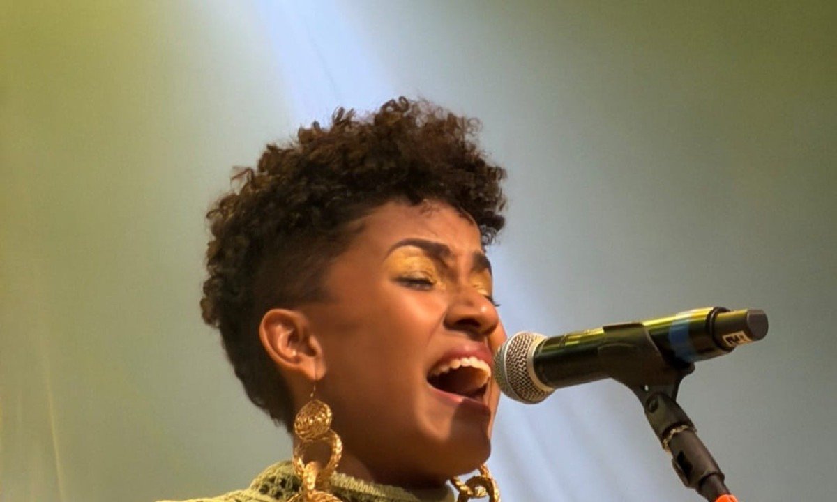 Jéssica Stephens interpretou a música 'Ensolarada', de Zeca Barreto, na quinta etapa classificatória do Festival Nacional da Canção (Fenac), em Perdões - (crédito: Fenac/Divulgação)