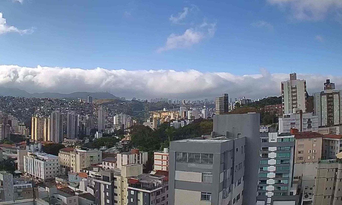 Visão do paredão de nuvens retido pela Serra do Curral na porção Sudeste de Belo Horizonte em dia claro com temperatura quase congelante na madrugada - (crédito: Clima ao Vivo)