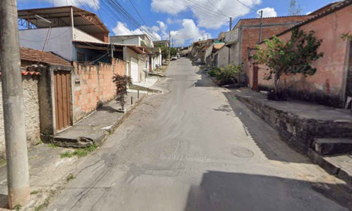 Rua onde a mulher foi executada no Bairro Cristina, em Santa Luzia. Dupla a seguiu de moto e disparou mais de 20 vezes para a matar - (crédito: Reprodução/Google StreetView)