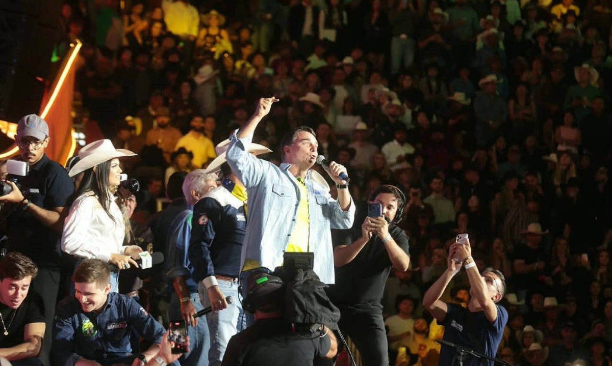 Flávio Bolsonaro (PL) em discurso na Festa do Peão de Barretos, no estado de São Paulo - (crédito: Joel Silva/Folhapress)