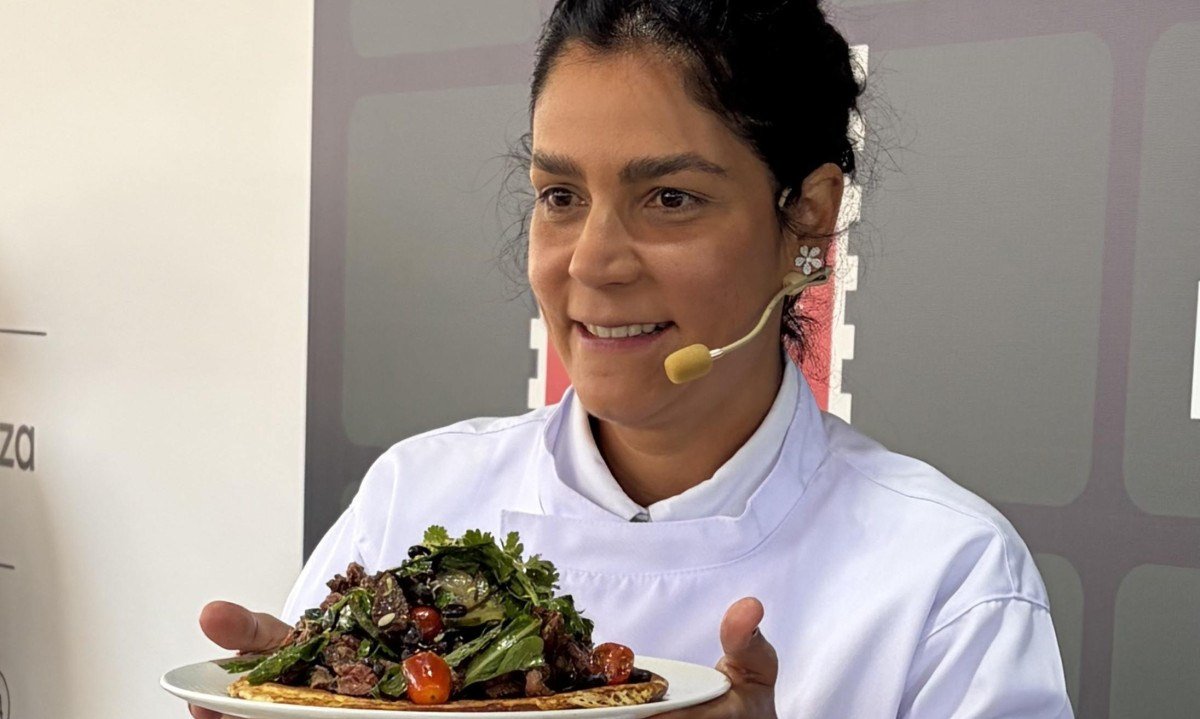 A chef de Curitiba Manu Buffara ensinou a fazer panqueca de kefir com salada de folhas, carne assada e feijão - (crédito: Celina Aquino/EM/D.A Press)