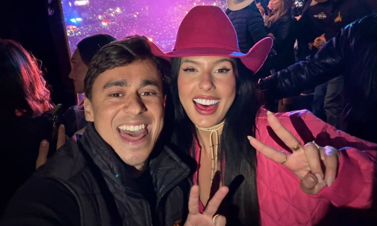 Deputado federal Nikolas Ferreira (PL-MG) posa em foto com a cantora de sertanejo Ana Castela - (crédito: Reprodução/X @nikolas_dm)