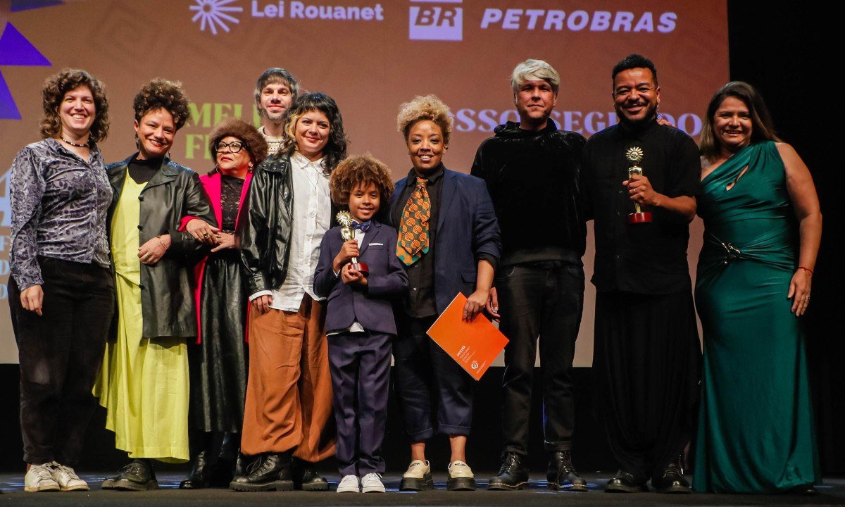22/08/2026 - 54.. Festival de Cinema de Gramado - Melhor Filme Longa-Metragem Brasileiro, "Nosso Segredo", de Grace Pass.., entregue pela analista de patroc..nios culturais da Petrobras Elen Soares | Foto oficial: Edison Vara/Ag.Pressphoto
- (crédito: Edison Vara)