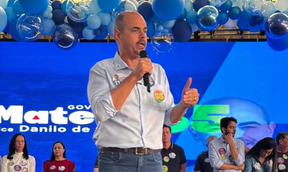 Governador de MG candidato à reeleição Mateus Simões (PSD) durante discurso em Ibirité, na Grande BH - (crédito: Divulgação/Campanha Mateus Simões)