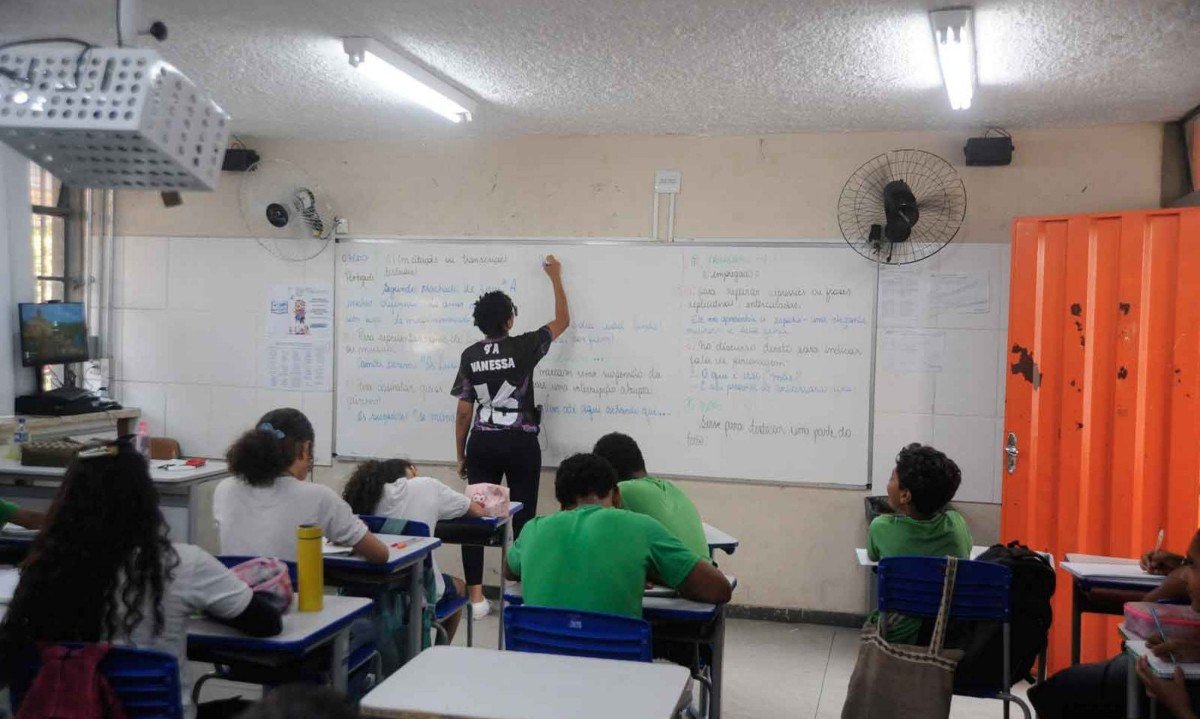 Alunos em sala de escola municipal da capital: sistema de avaliação para estudantes ajuda a detectar e corrigir distorções na aprendizagem - (crédito: Alexandre Guzanshe/EM/D.A. Press)