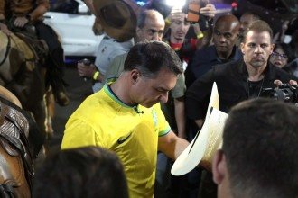 Campanha de Lula pede ao TSE cassação de Flávio Bolsonaro por ato em Barretos