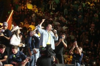 Flávio Bolsonaro diz que volta à Festa de Barretos de 2027 ao lado de Jair
