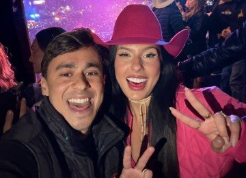 Deputado federal Nikolas Ferreira (PL-MG) posa em foto com a cantora de sertanejo Ana Castela  -  (crédito: Reprodução/X @nikolas_dm)