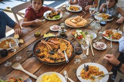 Jantar mais cedo pode mudar a forma como o nosso corpo metaboliza os alimentos -  (crédito: Getty Images)