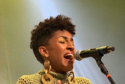 Jéssica Stephens interpretou a música 'Ensolarada', de Zeca Barreto, na quinta etapa classificatória do Festival Nacional da Canção (Fenac), em Perdões -  (crédito: Fenac/Divulgação)