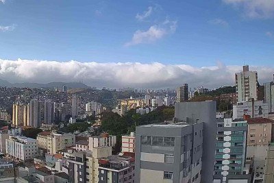 Vis&atilde;o do pared&atilde;o de nuvens retido pela Serra do Curral na por&ccedil;&atilde;o Sudeste de Belo Horizonte em dia claro com temperatura quase congelante na madrugada  -  (crédito: Clima ao Vivo)