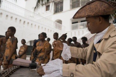 Em uma visita recente, a Arcebispa de Canterbury, Sarah Mullally, rezou no portão do Castelo de Cape Corso, uma antiga prisão de escravizados na costa de Gana -  (crédito: BBC News)