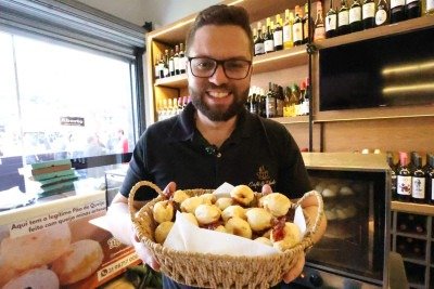 O estabelecimento do empresário Henrique Catapreta, de 33 anos, oferece uma opção de pão de queijo com recheio de goiabada -  (crédito: Marcos Vieira /EM/DA. Press)