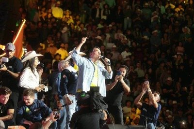 Flávio Bolsonaro (PL) em discurso na Festa do Peão de Barretos, no estado de São Paulo -  (crédito: Joel Silva/Folhapress)