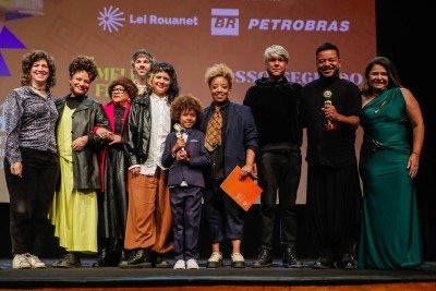  22/08/2026 - 54.. Festival de Cinema de Gramado - Melhor Filme Longa-Metragem Brasileiro, 'Nosso Segredo', de Grace Pass.., entregue pela analista de patroc..nios culturais da Petrobras Elen Soares | Foto oficial: Edison Vara/Ag.Pressphoto
     -  (crédito:  Edison Vara)