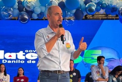 Governador de MG candidato à reeleição Mateus Simões (PSD) durante discurso em Ibirité, na Grande BH -  (crédito: Divulgação/Campanha Mateus Simões)