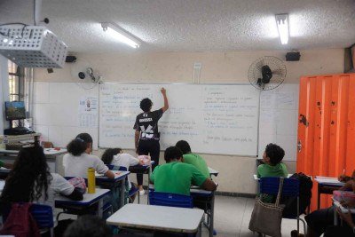 Alunos em sala de escola municipal da capital:  sistema de avaliação para estudantes ajuda a  detectar e corrigir distorções na aprendizagem -  (crédito: Alexandre Guzanshe/EM/D.A. Press)