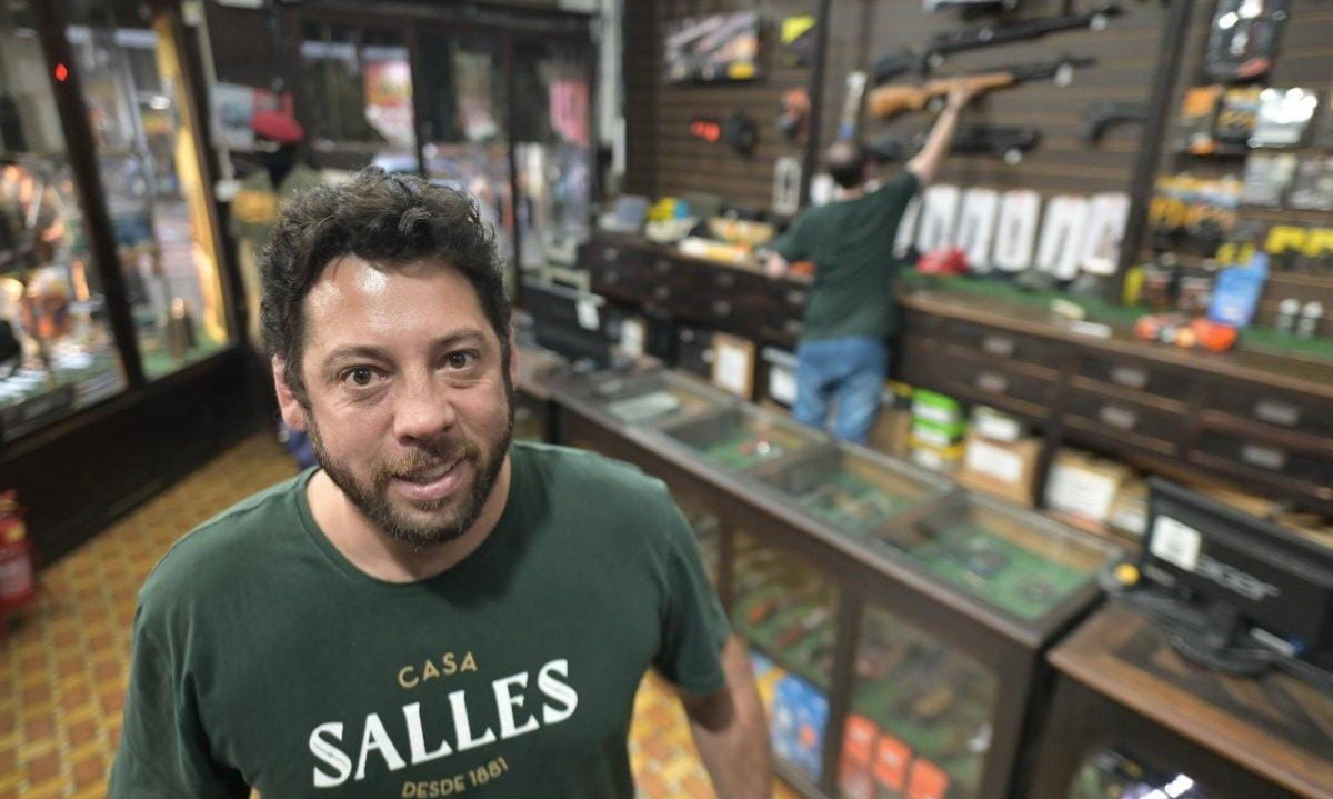 Guilherme Salles, proprietário de comércio especializado em segurança na capital mineira, afirma que só vai oferecer o spray de pimenta depois da regulamentação - (crédito: Leandro Couri/EM/D.A Press)
