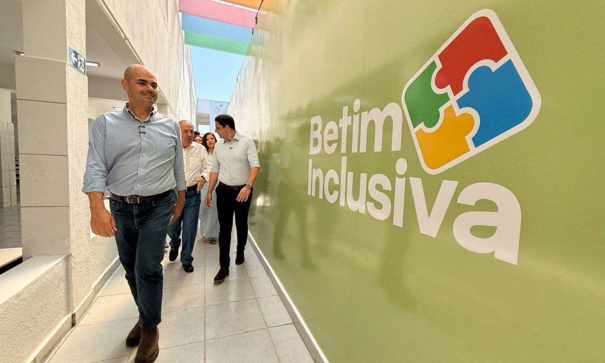 Governador e candidato à reeleição Mateus Simões (PSD) durante visita à Escola Inclusiva Geny Carvalho Trindade, em Betim, na Região Metropolitana de Belo Horizonte - (crédito: Divulgação/Campanha Mateus Simões)