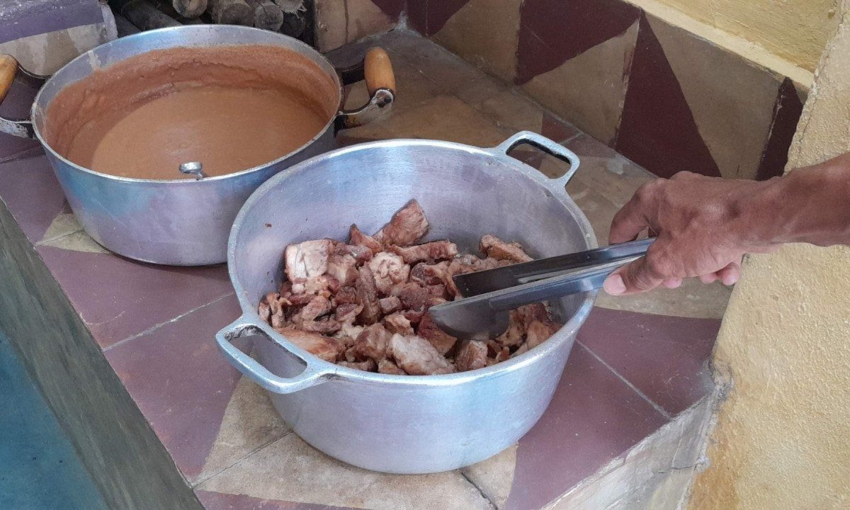 O fog&atilde;o a lenha &eacute; um atrativo do restaurante Puro de Minas, que funciona s&oacute; com reserva no quintal de uma resid&ecirc;ncia