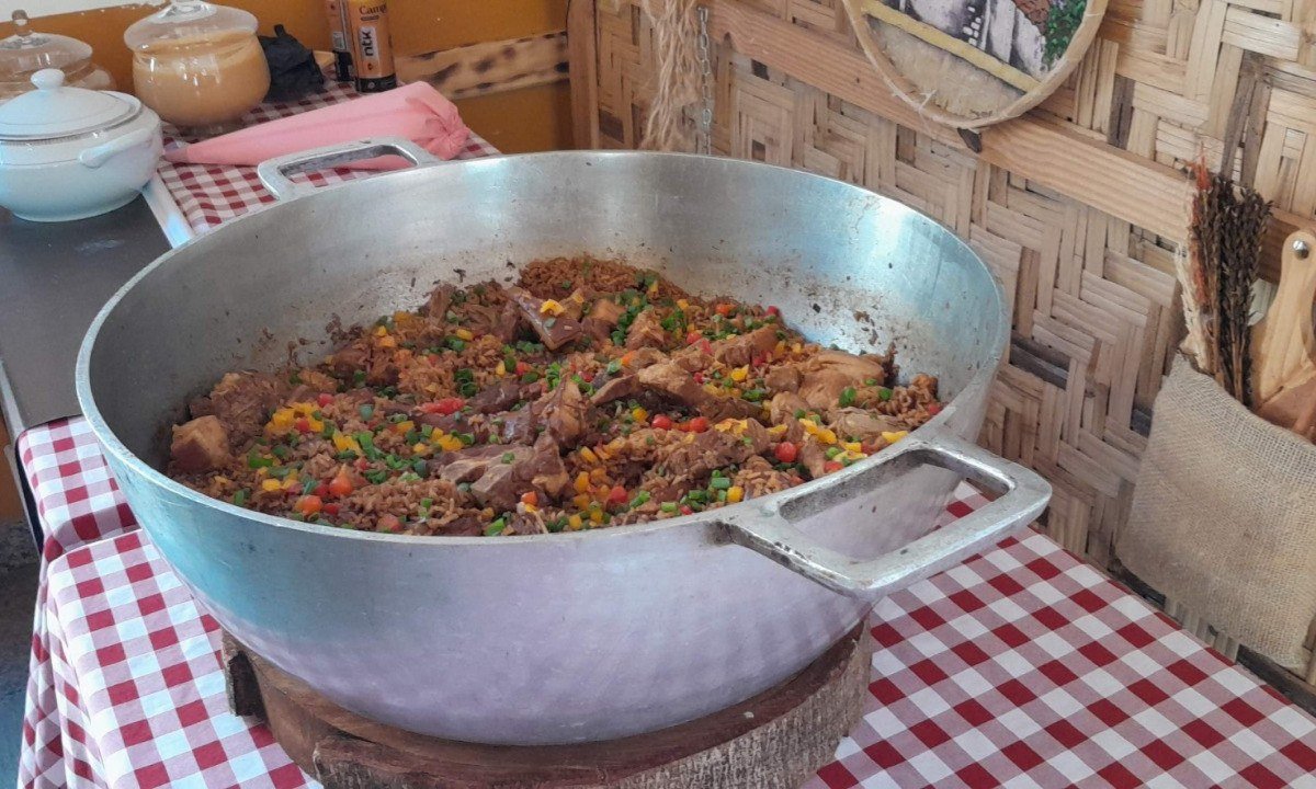 No Memorial de Itapecerica, fica o bar e restaurante de D&ecirc;nio Monteiro, que serve arroz com su&atilde; preparado por m&atilde;os talentosas