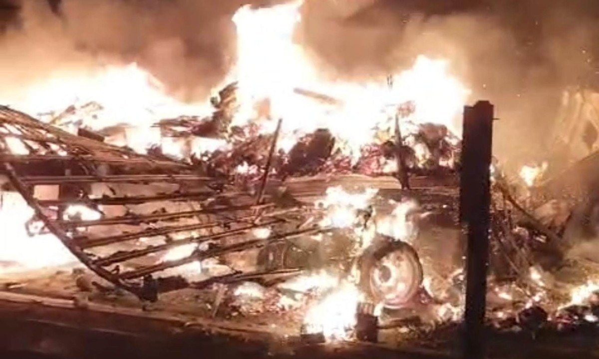 Os dois veículos pegaram fogo após a batida - (crédito: CBMMG)