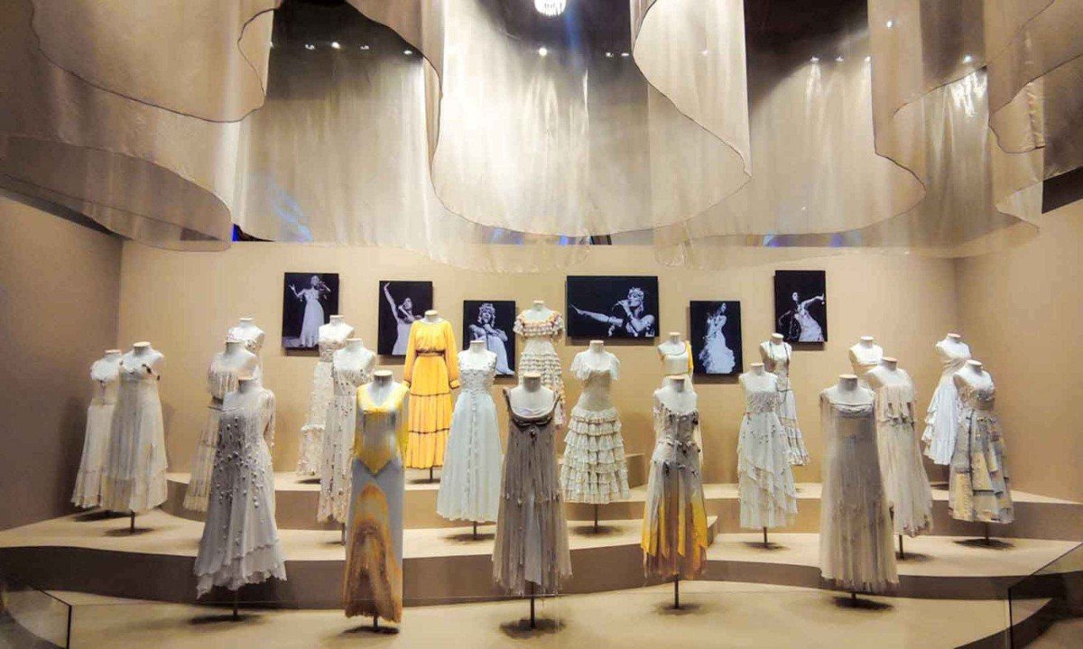 Pela primeira vez, o público pode ver, em conjunto, 50 vestidos da cantora mineira, em exposição no museu da moda
 -  (crédito: Ricardo Laf/Divulgação)