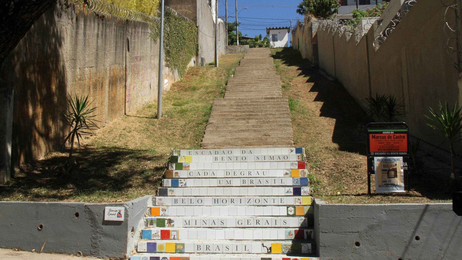 Interven&ccedil;&atilde;o no Escad&atilde;o da Avenida Bento Sim&atilde;o, que est&aacute; sendo personalizado mosaicos coloridos, de forma comunit&aacute;ria, no Bairro S&atilde;o Bento- Jair Amaral/EM/D.A Press