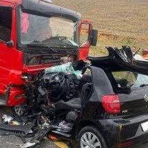 Casal morre e filho fica em estado grave após batida entre carro e caminhão - CBMMG
