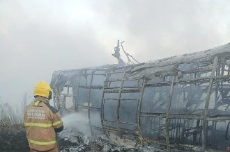 A Polícia Rodoviária Federal (PRF) está no local para controlar o trânsito - (crédito: Reprodução/CBMMG) A Polícia Rodoviária Federal (PRF) está no local para controlar o trânsito