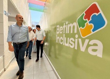 Governador e candidato à reeleição Mateus Simões (PSD) durante visita à Escola Inclusiva Geny Carvalho Trindade, em Betim, na Região Metropolitana de Belo Horizonte -  (crédito: Divulgação/Campanha Mateus Simões)