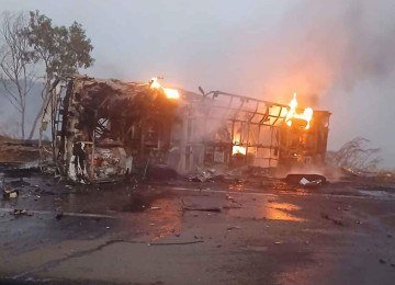 Os veículos pegaram fogo após a colisão: o filho do caminhoneiro e uma passageira do ônibus morreram carbonizados

 -  (crédito: CBMMG/Divulgação)