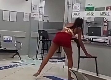 Muito nervosa a mulher chegou a quebrar a porta de vidro da UPA -  (crédito: Reprodução/Redes Sociais )